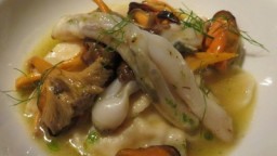 Recepta de cuina de Raviolis de carbassa acompanyats amb camagrocs, musclos de roca i navalles